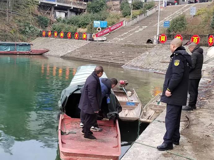 春運第一天，芷江水運事務中心執(zhí)法人員去碧涌大垅進行安全巡查，確保水上交通安全！ (4)